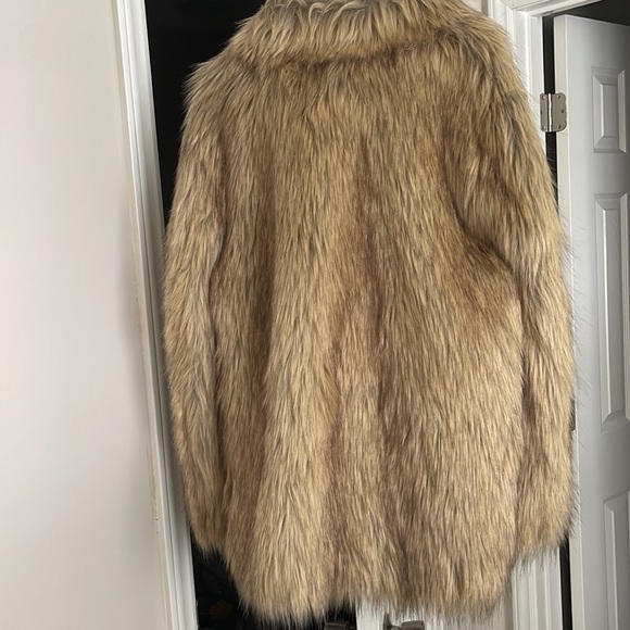 NWT Blonde Faux Fur Coat💕 - Picture 10 of 11